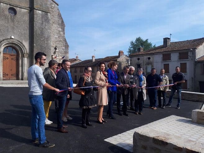 Présente à l'inauguration de la place de l'église à Berneuil.