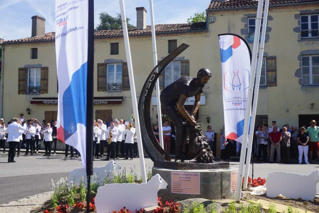 Inauguration de la statue commémorative du Championnat du Monde de Tonte de Moutons au Dorat.