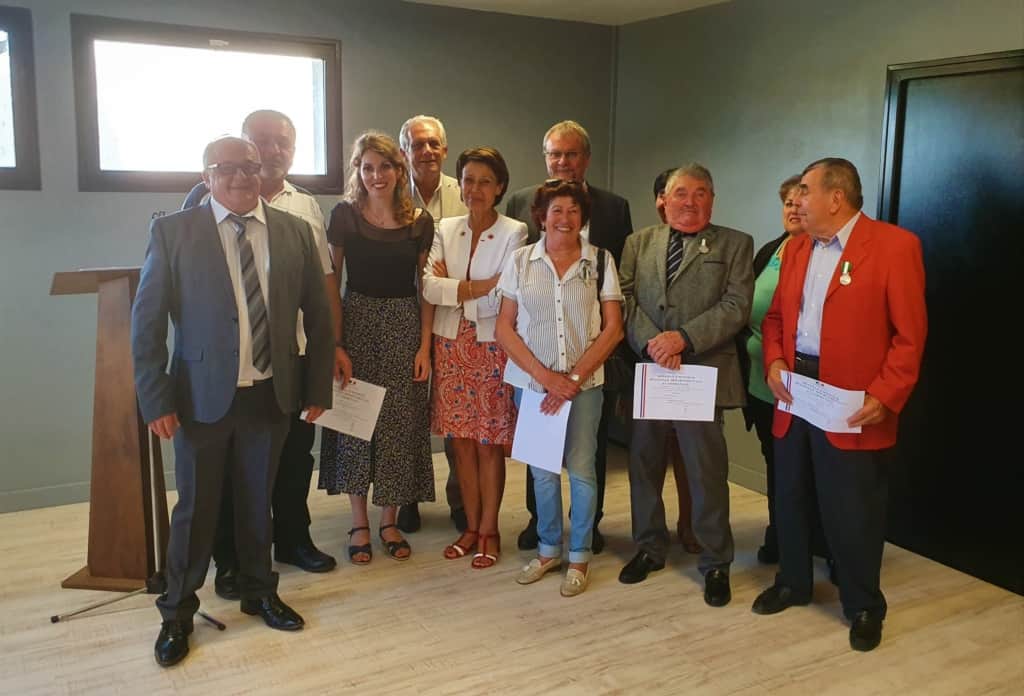 Présente à la remise de la médaille d'honneur régionale, départementale et communale aux agents et élus de la commune de Verneuil-Moustiers.