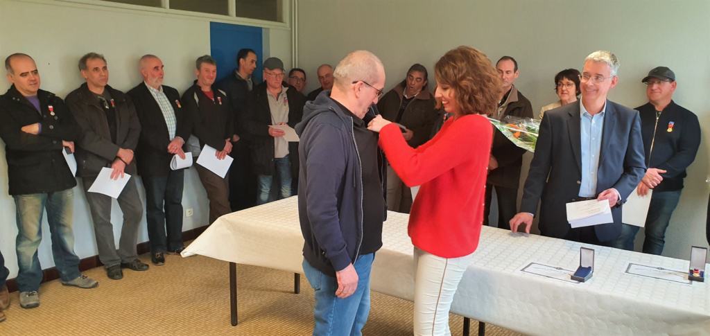 Cérémonie de remise de médailles d'honneur du travail aux Chaineries Limousines, à Bellac.