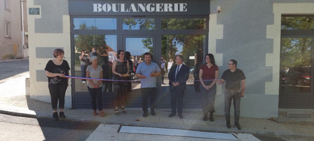 Inauguration des nouveaux locaux de la boulangerie-pâtisserie-snacking à Arnac-la-Poste.