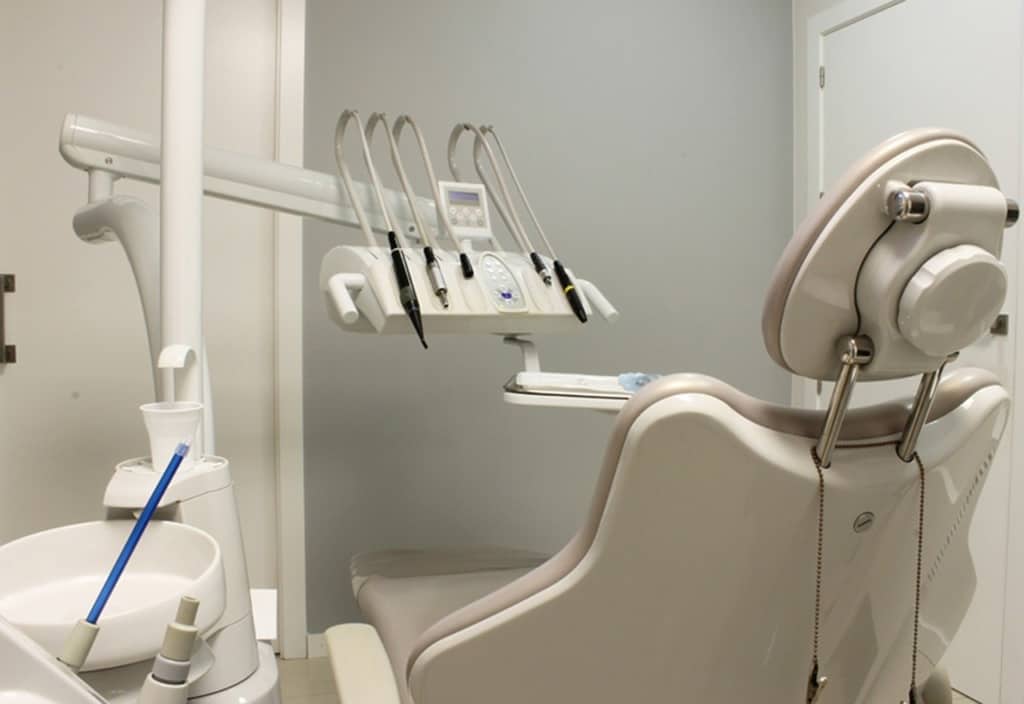J'ai alerté M. le ministre des solidarités et de la santé sur la situation des dentistes et d'autres professions de santé libérales obligés de rembourser une partie des aides compensatoires covid versées en 2020.