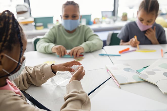 J'ai interrogé M. le ministre des solidarités et de la santé sur la question du port du masque chez les jeunes enfants. Cette question est en attente de réponse.