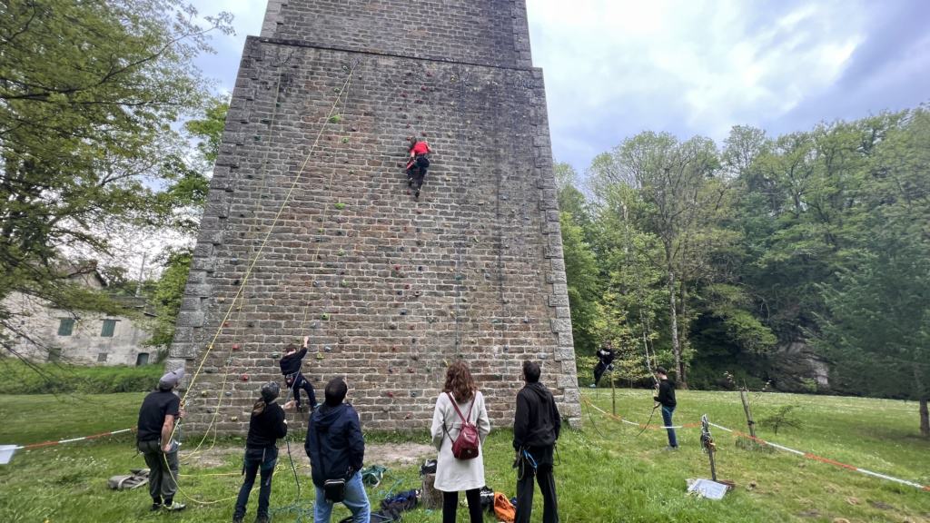 Visite du mur d'escalade aménagé par l'association de grimpeurs du haut limousin sur le viaduc SNCF de la commune de Bellac.
